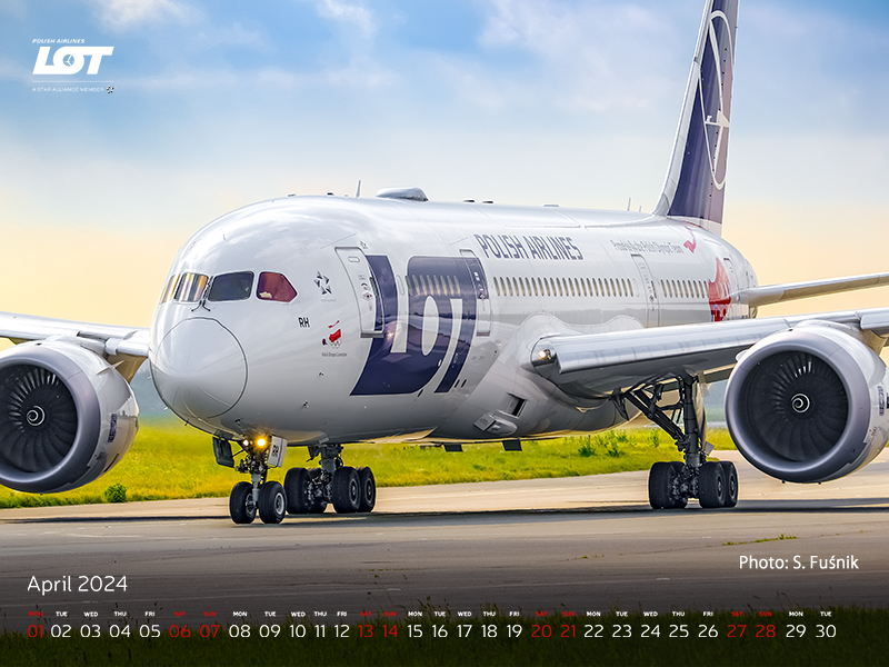 Boeing 787 taxiing at Warsaw Chopin Airport